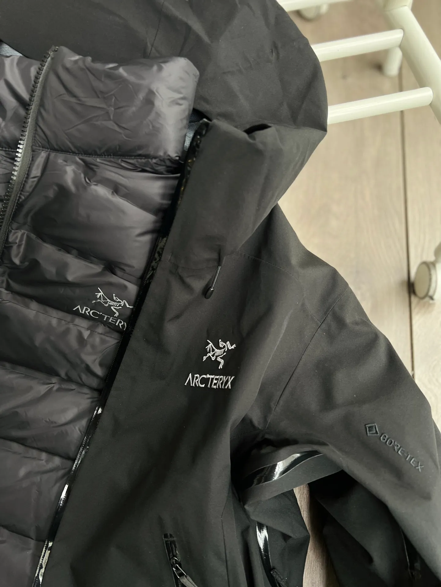 ： Size：S M L XL XXL 3XL ！ ！ logo ！ BETA LT Series！ARC‘TERYX BETA LT GORE-TEX Jacket-Men's 26844 （Yb 3D ， Tri-Durance ， ） Factory 📃 #26844 ， YKK ， ， ， 。 Beta LT ， 。 bluesign@ N 3LGORE-TEX ， Wear-Resistant， 、 Breathable， 。 Storm Hood ， Water Tight ， ， ， 。 ，VISLON ， Velcro ， Zip-in， ARC TERYX BETA： 。 LT ： ， Wear-Resistant。 GORE-TEX： 、 、Breathable 。 BRTA LT Arc’teryx ， ， ， 。